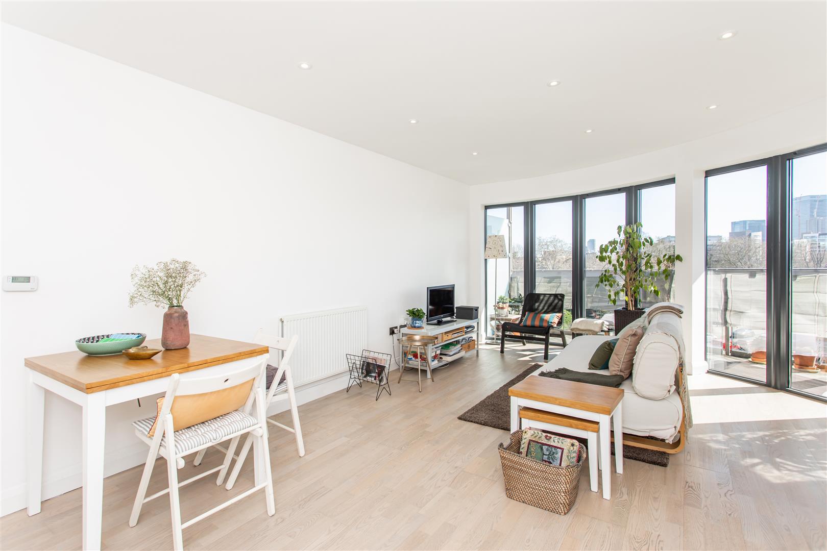 2 bed property in St. Pauls Way, Mile End